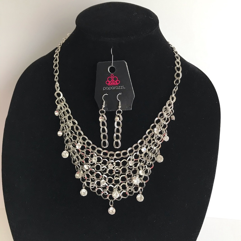 Paparazzi Necklace with matching earrings-silver